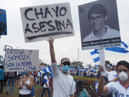 La Chayo är öknamnet på den impopulära vicepresidenten Rosario Murillo, tillika hustru till Daniel Ortega som av många anses vara huvudpersonen bakom förtrycket. Här anklagas hon för att vara en mördare. På det andra plakatet jämställs president Ortega med Somoza, diktatorn som störtades 1979.