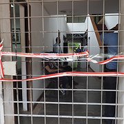 Den 13 december bröt sig polisen in i tidningen Confidencials lokaler och konfiskerade datorer, dokument, kameror och bandspelare. Senare beslagtogs även lokalerna. 