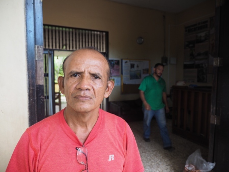 ”Polisen stal pengar och mobiltelefoner av mödrar till politiska fångar som vi inhyste”, vittnar  José Alexis Hernandez som är vakt hos en av de drabbade organisationerna, Popol na. 