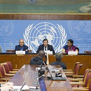 Marzuki Darusman, ordförande för The Independent International Fact-finding Mission on Myanmar (i mitten), tillsammans med Christopher Sidoti (t v) and Radhika Coomaraswamy (t h), håller presskonferens i Genève den 27 augusti om sin rapport som överlämnades 18 september. 