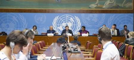 Marzuki Darusman, ordförande för The Independent International Fact-finding Mission on Myanmar (i mitten), tillsammans med Christopher Sidoti (t v) and Radhika Coomaraswamy (t h), håller presskonferens i Genève den 27 augusti om sin rapport som överlämnades 18 september. 