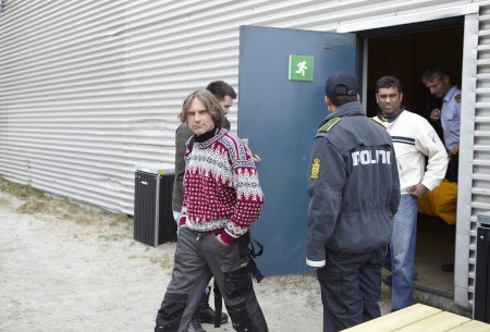 Greenpeace-chefen Kumi Naidoo (till höger) och den norske aktivisten Ulvar Arnkvaern i Grönlands huvudstad Nuuk sedan de gripits den 17 juni 2011 efter att bordat en oljerigg utanför Grönland.