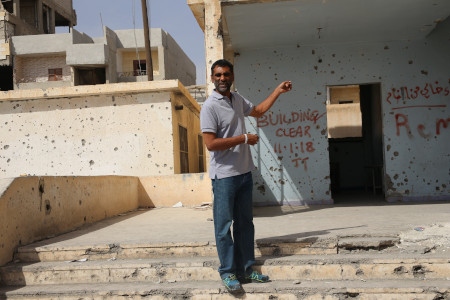 Kumi Naidoo besöker en förstörd skola i Raqqa i norra Syrien den 10 oktober 2018. Raqqa var huvudstad för IS, Islamiska staten. 