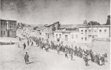 Civila armenier förs till ett närbeläget fängelse i Mezireh av beväpnade turkiska soldater. Kharpert, Osmanska riket, april 1915. Bilden togs av en anonym tysk resenär i Osmanska riket.