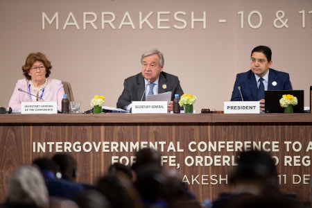 Konferensen i Marrakech: Louise Arbour, FN:s särskilda representant för migration, FN:s generalsekreterare António Guterres och Nasser Bourita, Marockos utrikesminister och ordförande vid konferensen. 