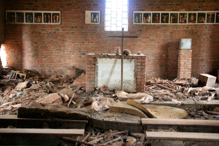 Den 15 april 1994 sökte över 5 000 människor skydd i kyrkan i Ntarama i Rwanda. De mördades med machetes, granater, skott eller brändes levande. Kyrkan är nu ett minnesmonument.