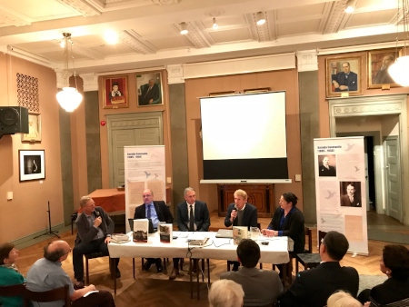 Paneldebatt och presentation med den rumänske historikern och diplomaten Stelian Obiziu, den svensk-rumänska forskaren och universitetsläraren Ileana Stanculescus, rumänske forskaren och historikern Ottmar Tracas, den svenske journalisten och författaren Joakim Langer samt moderator Svante Weyler.