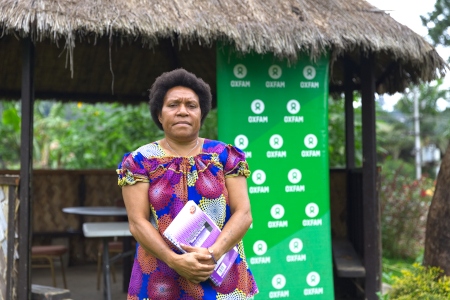  Helen Mark vid Oxfam i Goroka. Hon arbetar för att stoppa våld mot kvinnor och inom familjen. Trots en pågående våldsepidemi försöker hon se positivt på utvecklingen. 
