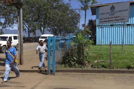Skylt utanför polisstationen i Goroka.