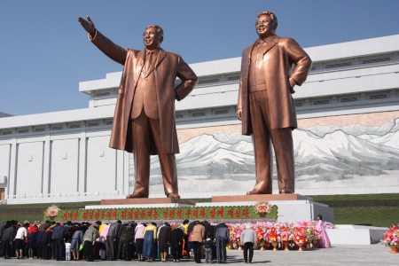 Nordkoreaner framför monumenten av Kim Il-sung och Kim Jong-il i Pyongyang år 2012.