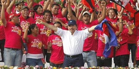 Daniel Ortega firar segern i valet år 2011. 