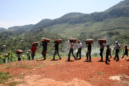  Människor från Queqchí -folket bär år 2012 kvarlevorna av sina anhöriga efter utgrävningar i Cambayal i Guatemala. CAFCA har grävt upp massgravar i Guatemala efter inbördeskriget 1960-1996. Syftet har varit att hjälpa familjer att hitta dödade anhöriga och att ansvariga ska ställas inför rätta. 