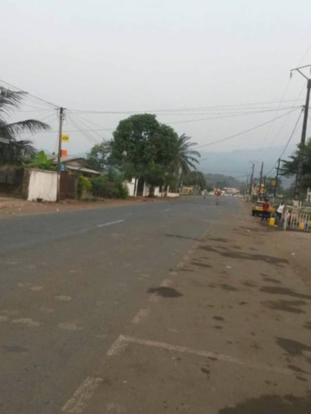  Separatisterna har proklamerat ”spökstad” då ingen får arbeta. Här en bild från Bamenda en måndag. 