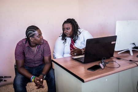 Fanny Louis och Euina Aril kontoret i hbtq-organisation Kourajs lokaler i Port-au-Prince. 