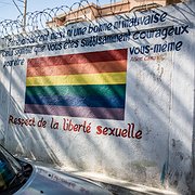 Det finns inget på utsidan som avslöjar vad det är för organisation som huserar här, men väl på insidan finns det regnbågsflaggor och slagord om hbtq-rätt överallt.
