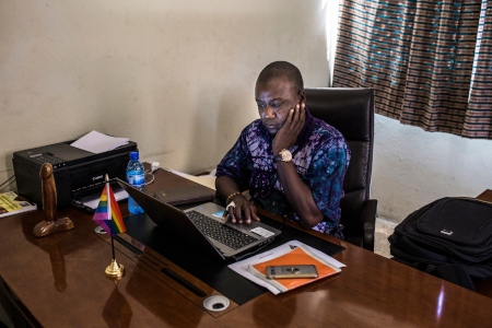 Charlot Jeudy är ordförande för den haitiska hbtq-organisationen Kouraj. Här på sitt kontor i organisationens lokaler. Han jobbar under konstant hot. Kourajs lokaler har blivit attackerade tre gånger.
