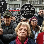 Istanbul 19 januari 2019. Människor håller upp plakat med texter som ”Rättvisa för Hrant, vi är alla armenier” vid minnesmötet på tolvårsdagen av mordet på Hrant Dink.