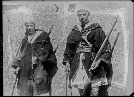 Rif-ledaren Kaid Sarkash och hans son med vapen som har erövrats 1924 från spanjorerna.