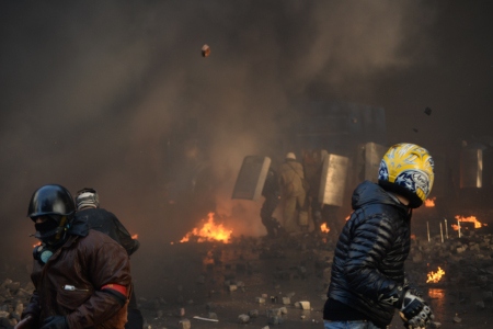  Euromajdan-aktivister går till attack mot kravallpolis i Kiev den 18 februari 2014. 