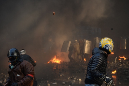 Euromajdan-aktivister går till attack mot kravallpolis i Kiev den 18 februari 2014.