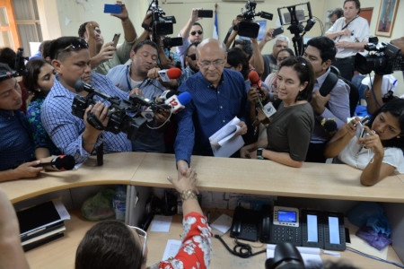 Journalisten Carlos Fernando Chamorro (i mitten), anmälde i december det tillslag som gjorts mot hans tidskrift Confidencial och andra redaktioner några dagar tidigare.