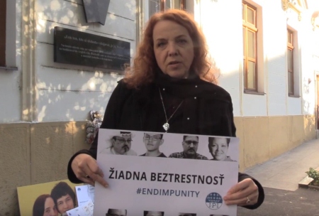 Beata Balogová vid en minnesvaka den 2 november 2018 för den mördade journalisten Ján Kuciak.