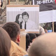 En demonstrant i Slovakiens huvudstad Bratislava håller upp en bild på journalisten Jan Kuciak och hans flickvän Martina Kusnirova, som båda mördades i februari 2018. 