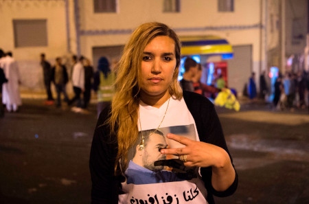 Nawal Benaissa den 31 maj 2017 vid en av Hirak-rörelsens demonstrationer i Al Hoceima. Tusentals personer krävde att rörelsens ledare Nasser Zefzafi skulle friges.