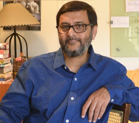Vivek Shanbhag bor i Bangalore och är utbildad ingenjör, men har även arbetat som redaktör och utgivare av en litterär tidskrift och redaktör för litteraturbilaga till den ledande dagstidningen på kannada. Han har skrivit fem novellsamlingar, tre romaner och två pjäser.
