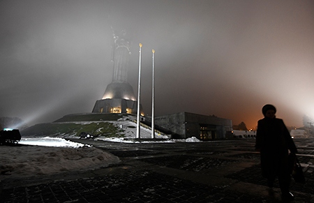 Det 102 meter höga Moderlandsmonumentet är Kievs tydligaste landmärke. Enbart svärdet väger nio ton. Skölden, prydd med Sovjetunionens emblem, minner om Ukrainas historia.