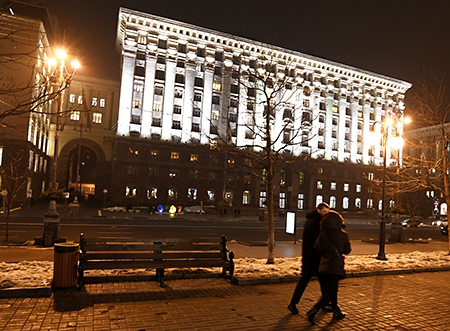 Promenerande par vid ”Det vita huset”, där huvudstaden Kievs administration finns samlad.