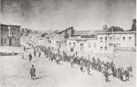  Civila armenier förs till ett närbeläget fängelse i Mezireh av beväpnade osmanska soldater i april 1915. Bilden togs av en anonym tysk resenär och publicerades först av Röda korset i USA. 