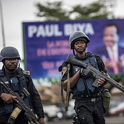 Gendarmer patrullerar i Buea i den engelsktalande delen av Kamerun inför ett valmöte 3 oktober 2018 organiserat av president Paul Biyas styrande parti. En stor del av befolkningen i dessa delar bojkottade valet.