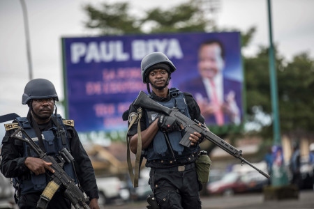 Gendarmer patrullerar i Buea i den engelsktalande delen av Kamerun inför ett valmöte 3 oktober 2018 organiserat av president Paul Biyas styrande parti. En stor del av befolkningen i dessa delar bojkottade valet.