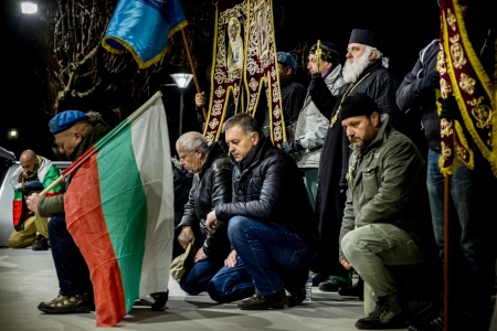 Borgmästare Dimitar Tosev (i mitten) på ett möte organiserat av extrema högerpartier för att visa solidaritet med etniska bulgarer mot den lokala romska befolkningen. 
