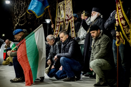 Borgmästare Dimitar Tosev (i mitten) på ett möte organiserat av extrema högerpartier för att visa solidaritet med etniska bulgarer mot den lokala romska befolkningen.