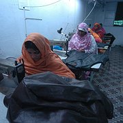  Sömmerskor i Lahore i Pakistan syr läderjackor.