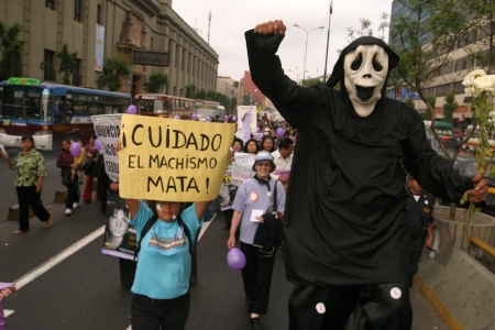   “Varning: machokulturen dödar,” står det på en skylt vid en demonstration mot det dödliga våldet mot kvinnor, som hölls förra året i Lima.