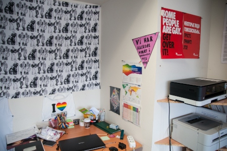 Att dela och sprida information via sociala medier kan komma att straffa sig med de nya tilläggen i lagen om utländska agenter. På väggen syns Tom of Finland-motiv.