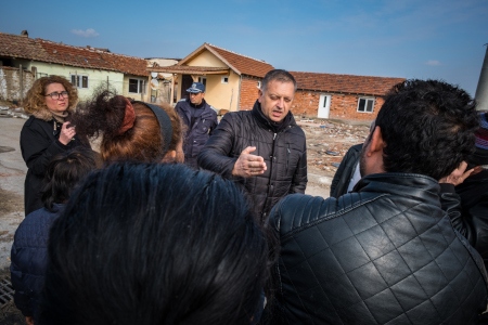 Borgmästare Dimitar Tosev förklarar att de fördrivna romska familjerna inte kan återvända. 
