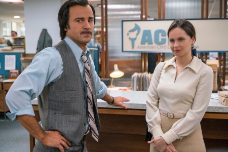 Mel Wulf (Justin Theroux), ACLU:s rättschef , är skeptisk när Ruth Bader Ginsburg (Felicity Jones) 1970 vill få stöd i jämställdhetsarbetet.