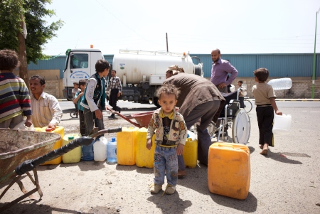 Tillgången på vatten har försvårats under kriget i Jemen och bristen på rent vatten har drabbat barnen hårt.