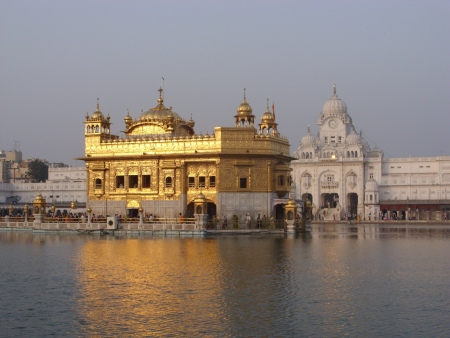 Sikhernas Gyllene tempel i Amritsar stormades av armén 1984. 