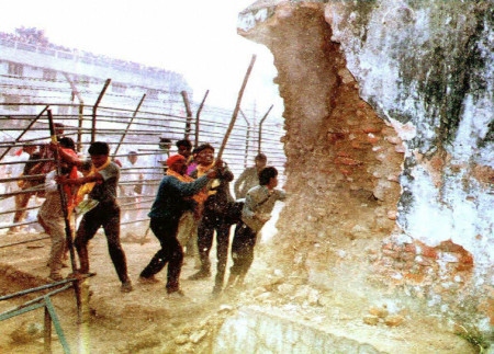 Hinduextremister börjar den 6 december 1992 riva Babri Masjid-moskén i Ayodhaya.