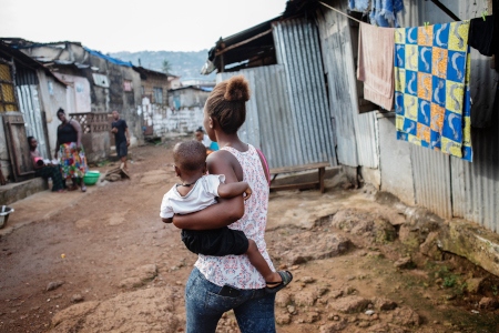 Patience Kannahs bostadsområde i huvudstaden Freetown. Sierra Leone är ett av världens fattigaste länder.