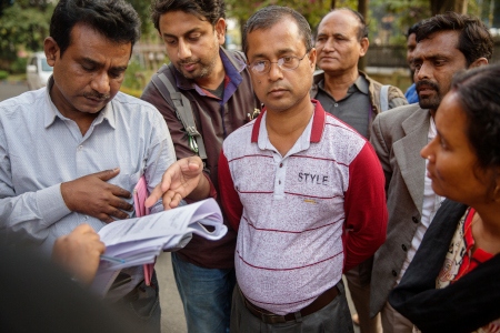  Mostafa Sarder, muslimsk köttförsäljare vid gränsen till Bangladesh har anklagats för att ha slaktat heliga kor. Nu har han rest till Kolkata för att träffa National Human Rights Commission.