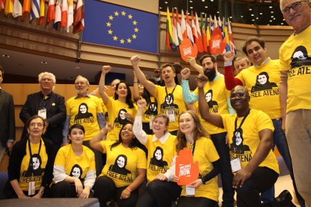 Free Atena! Tillresta Amnesty-medlemmar från hela världen passade på att kräva ett frisläppande av Atena Daemi efter öppningsceremonin i Europaparlamentet.