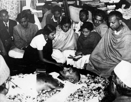 En släkting tar farväl av Mahatma Gandhi som mördades den 30 januari 1948.  