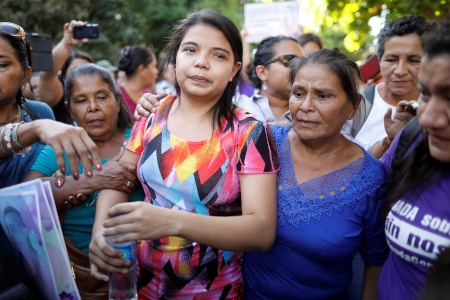 Imelda Cortez hälsas av flera hundra personer sedan hon den 17 december friats. 