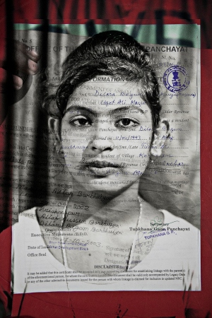Nasuda Aktra Barbhuiya, 14 år. Hon och hennes mamma är inte med på listan, men resten av familjen är det. Hon har uppvisat sin födelseattest men det har klassats som ogiltigt. Hennes mammas namn är felstavat på vigselbeviset vilket har inneburit att hon uteslutits från medborgarregistret.